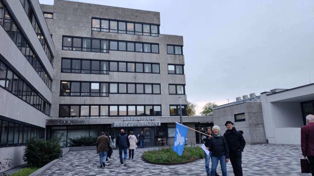 Friedensprotest gegen Kasernenausbau vor dem Landratsamt